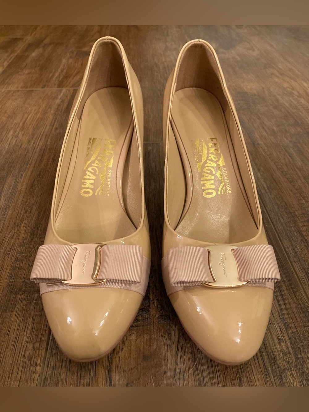 Salvatore Ferragamo Nude Patent Carla Bow Pumps - Picture 2 of 10